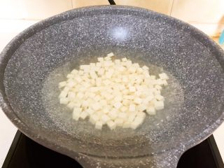 12、改良版 西湖牛肉羹,水开后放入豆腐，焯水2分钟