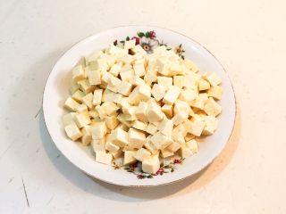 13、改良版 西湖牛肉羹,把焯好的豆腐捞出来