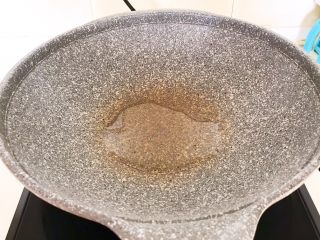 14、改良版 西湖牛肉羹,炒锅烧热后加入玉米油