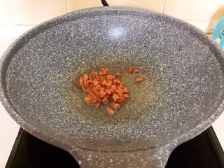 15、改良版 西湖牛肉羹,油烧热后加入牛肉粒