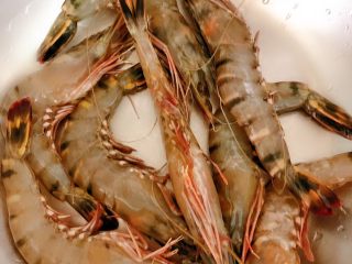 2、油闷大虾,黑虎虾洗干净