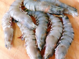 3、油闷大虾,剪去虾须跟虾抓