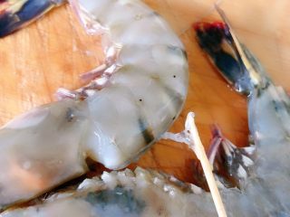 5、油闷大虾,开好背之后，我们用牙签去虾线