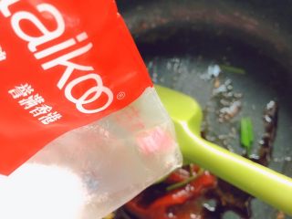 13、油闷大虾,放入砂糖