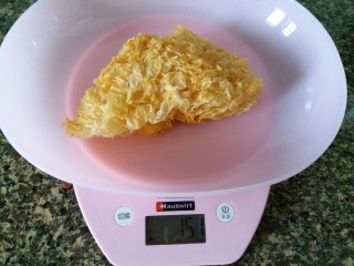 1、超级拉丝红枣桃胶银耳汤,银耳称重