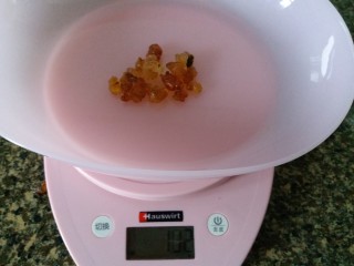 2、超级拉丝红枣桃胶银耳汤,桃胶称重