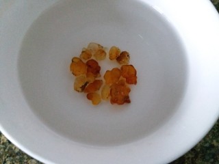 3、超级拉丝红枣桃胶银耳汤,30度左右的温水泡桃胶