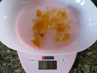 7、超级拉丝红枣桃胶银耳汤,桃胶中途换水,清洗杂质。泡发的桃胶有60多克了