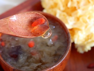 11、超级拉丝红枣桃胶银耳汤,大颗的桃胶