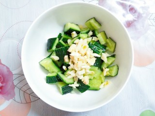 14、拍黄瓜,先把剁好的蒜末放入拍好的青瓜碗里！