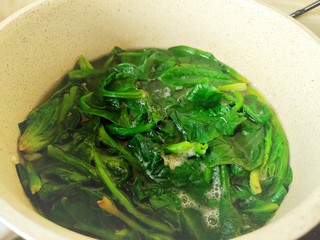 4、清炒时蔬,菠菜入开水，锅中焯水至熟