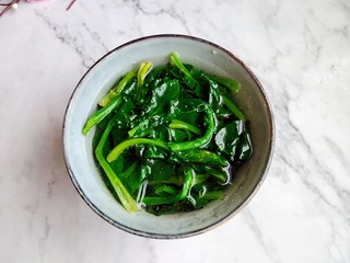 5、清炒时蔬,凉水拔凉备用