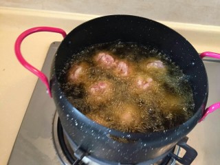 4、酸甜荔枝里脊肉,放入的里脊肉球