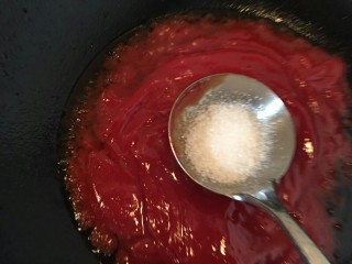 9、酸甜荔枝里脊肉,加入少许白糖。