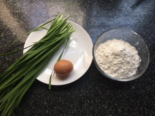 1、韭菜鸡蛋饼,准备食材