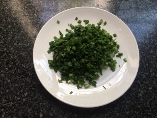 2、韭菜鸡蛋饼,韭菜洗净剁碎