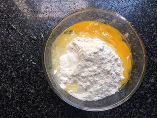 3、韭菜鸡蛋饼,鸡蛋磕入面粉内