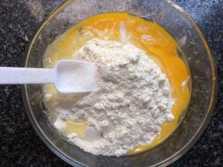 4、韭菜鸡蛋饼,加入一小勺盐