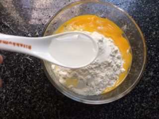 5、韭菜鸡蛋饼,慢慢加水