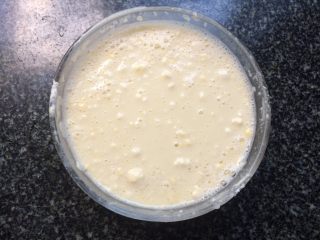 6、韭菜鸡蛋饼,搅拌均匀