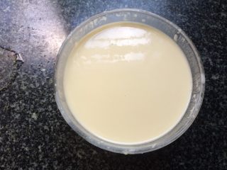 8、韭菜鸡蛋饼,呈流动面糊