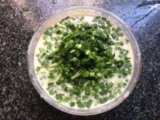 9、韭菜鸡蛋饼,倒入韭菜碎