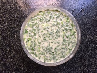 10、韭菜鸡蛋饼,搅拌均匀