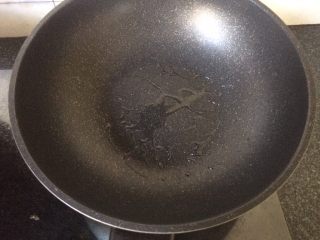 11、韭菜鸡蛋饼,锅中放少量油，摊平