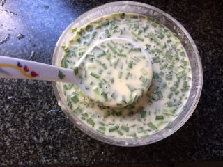 12、韭菜鸡蛋饼,舀一勺面糊