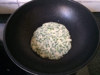 13、韭菜鸡蛋饼,慢慢倒入锅中，晃动平摊面糊