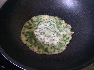 14、韭菜鸡蛋饼,等待表面凝固翻面