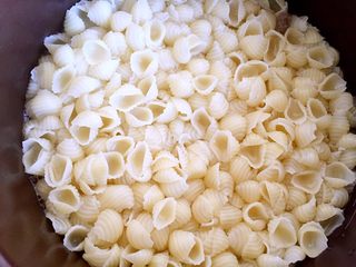 3、蚝油双椒牛肉贝壳面＋#面条变身计划#,水烧开，放点盐，下贝壳面煮熟，约5～8分钟，沥干水分，过凉水备用。