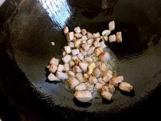 4、蚝油双椒牛肉贝壳面＋#面条变身计划#,热锅冷油，放入牛肉丁爆炒片刻盛出。