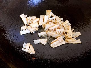 5、蚝油双椒牛肉贝壳面＋#面条变身计划#,锅内剩下的余油烧热，下笋片翻炒片刻。