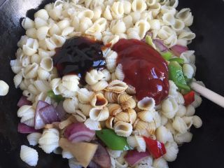 9、蚝油双椒牛肉贝壳面＋#面条变身计划#,炝料酒，放蚝油，生抽，番茄酱炒匀。