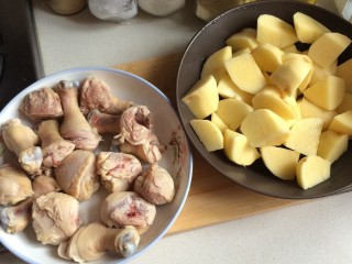 4、鸡腿炖土豆,焯水后的鸡腿捞出，用冰水泡一会，这样口感更佳哦，如果没有冰水就用冷水冲洗