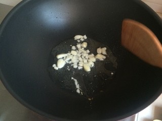 6、鸡腿炖土豆,下蒜蓉炒香