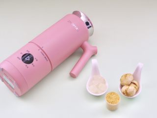 1、板栗小米糊,备齐食材及臻米破壁机，板栗提前去皮备用。