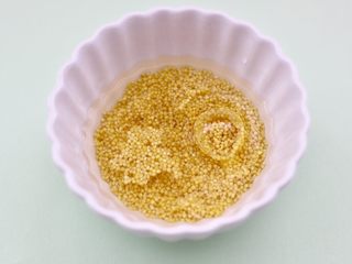 2、板栗小米糊,把小米洗净后，用清水浸泡30分钟。