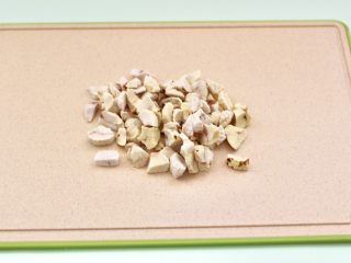 3、板栗小米糊,把去皮的板栗用刀切成小丁，这样打的米糊会更加细腻柔滑。