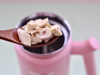 4、板栗小米糊,臻米破壁机清洗干净后，先放入切碎的板栗。