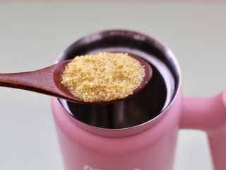 5、板栗小米糊,再放入浸泡过的小米。