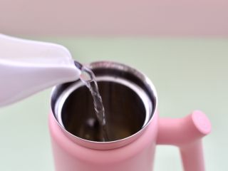 6、板栗小米糊,这个时候在破壁机里倒入纯净水。