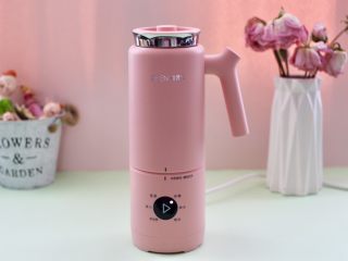 8、板栗小米糊,把所有的食材混合搅拌均匀后，盖上破壁机的盖子，启动米糊模式，开始打糊，这个迷你破壁机是一键式操作，随自己喜好选择做下午茶或各种口味的奶昔和果汁，米糊和豆浆，以及煮养生粥，烧开水也非常方便，而且是冷热两用，还能免清洗哟。