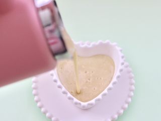 10、板栗小米糊,铛铛铛，香味浓郁又营养丰富的板栗小米糊做好了，米糊香甜味浓，直接喝免过滤，细腻看得见，倒入碗中就可以享用了。