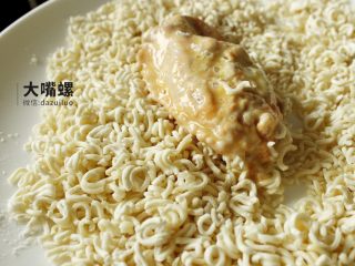 8、劲脆特制炸鸡翅丨大嘴螺,最后一步再裹上方便面，沾了鸡蛋液的鸡翅很粘，完全可以沾上