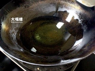 10、劲脆特制炸鸡翅丨大嘴螺,热锅，放入适量油，以盖过鸡翅的量为最佳