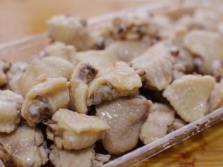 6、台式三杯鸡,取出鸡翅冲洗干净。