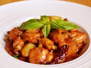 15、台式三杯鸡,为了不影响美观，装盘的时候先把九层塔铺在盘底，再用少量叶子点缀。