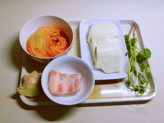 1、辣白菜豆腐汤,食材准备好
